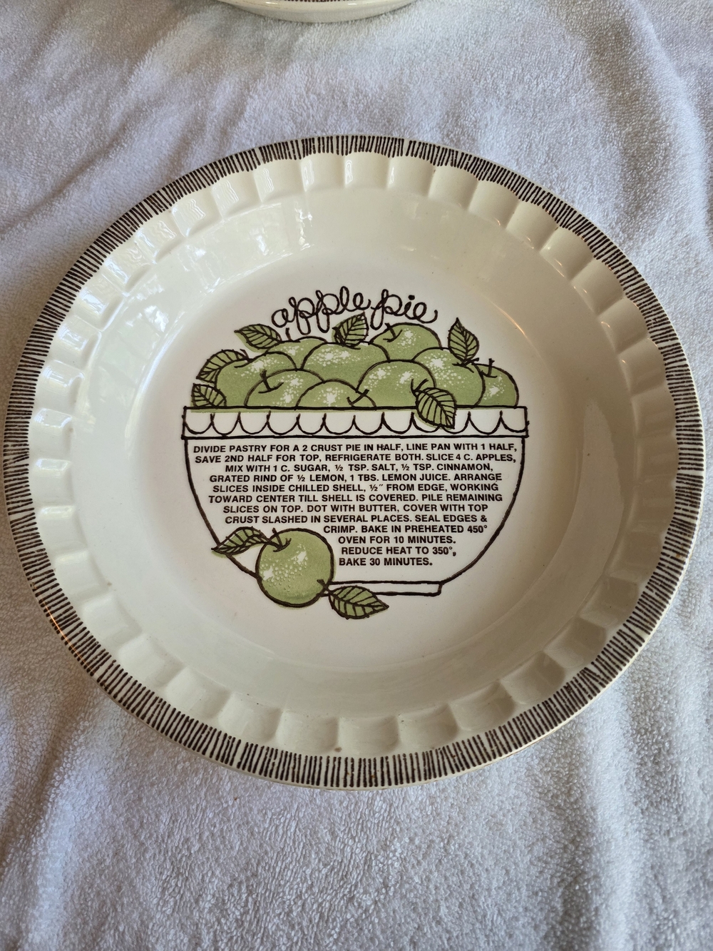 Vintage Royal China Jeannette Apple Pie Dish